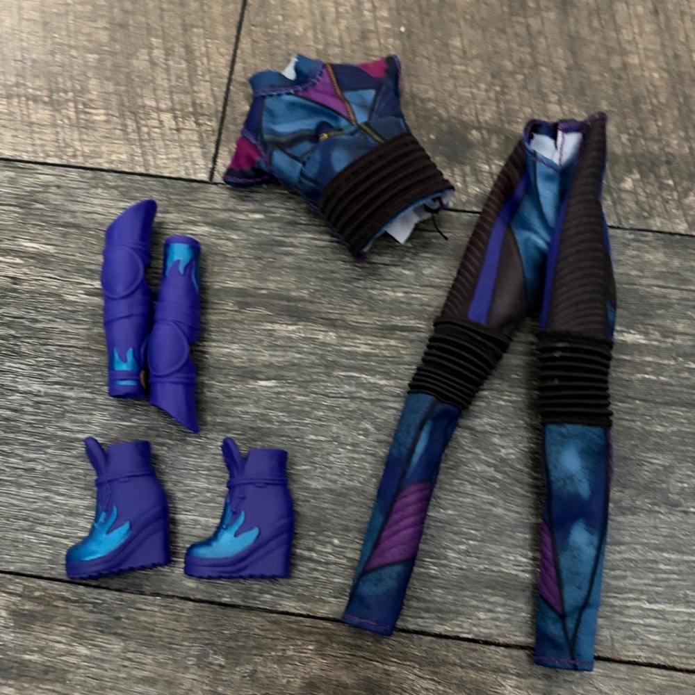 Disney Descendants Mal doll - outfit only